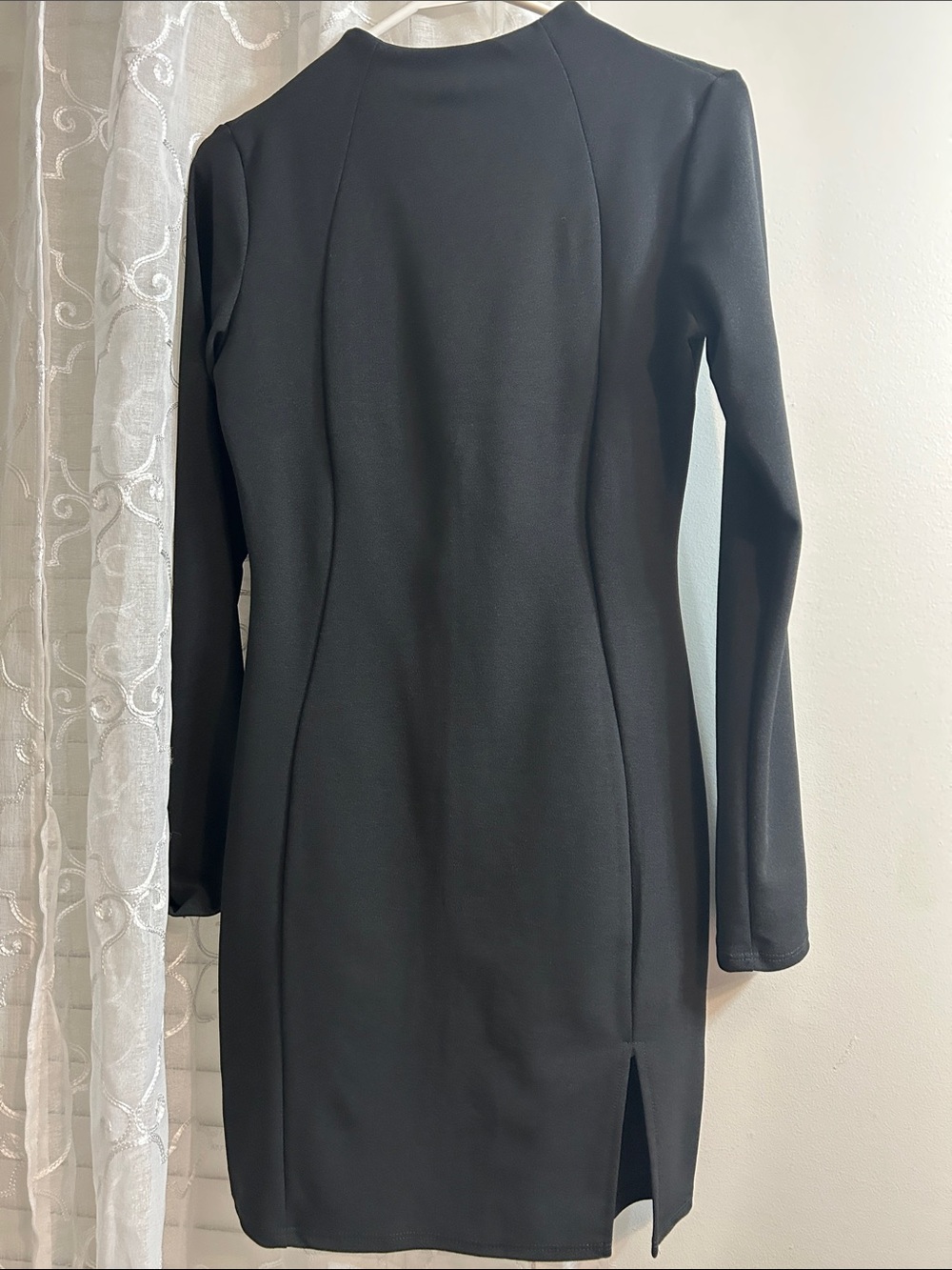 Black Long-Sleeve Bodycon Dress - Sleek Minimalist Design